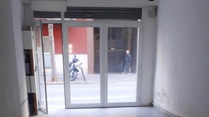 A hallway with a tiled floor leading to a set of double doors. - Girona Centre 7pax Aparcamiento Coche,moto,bicicleta (Girona)