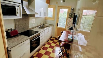 Een koelkast, een magnetron, een oven, een kookplaat