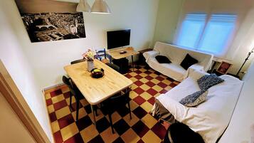 Een smart-tv, boeken en een computerscherm