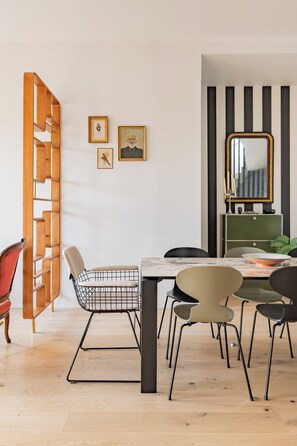 Dining - Eyes Towards the Eiffel, by Veeve (Paris)