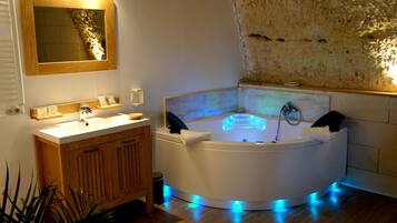 Indoor spa tub