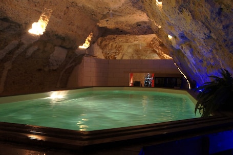 Indoor pool. Le Clos de l'Hermitage