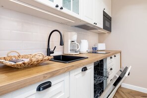 Kühlschrank, Mikrowelle, Herdplatte, Geschirrspüler