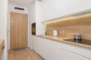 Fridge, oven, stovetop, dishwasher