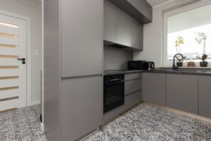 Fridge, microwave, oven, stovetop - Światowida 16 | Modern Apartment | Parking (Warszawa)