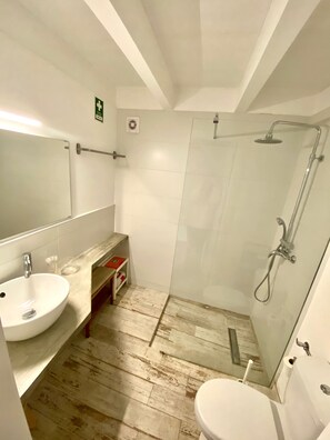 Shower, hair dryer, towels, soap - Casa Tejo! (Santarém)