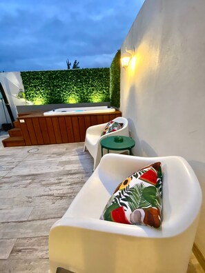 Outdoor spa tub - Casa Tejo! (Santarém)