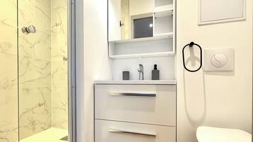 Douche, sĂšche-cheveux, serviettes fournies, savon