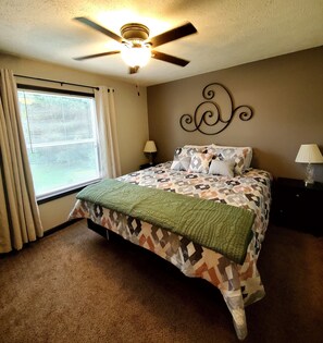 3 bedrooms, iron/ironing board, free WiFi, bed sheets - Big Barbee Lake House (Warsaw)