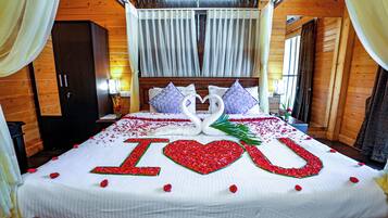 3 bedrooms, Egyptian cotton sheets, premium bedding, down comforters