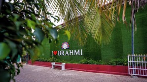 A green wall with a sign that reads "I ♥ BRAHMI". - Brahmi Resort (Doddaballapur)