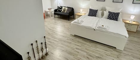 1 室のベッドルーム、デスク、アイロン / アイロン台、WiFi (無料)