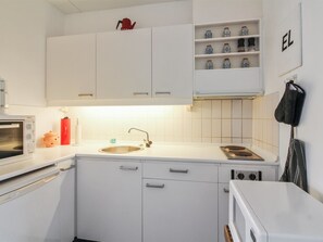 Køleskab, mikrobølgeovn, køkkentøj/tallerkener/redskaber