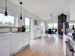 Kylskåp, mikrovågsugn, diskmaskin och grytor/köksredskap