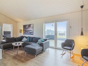 Een televisie en een open haard