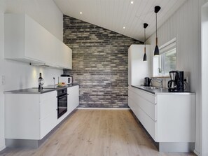 Kylskåp, mikrovågsugn, diskmaskin och grytor/köksredskap