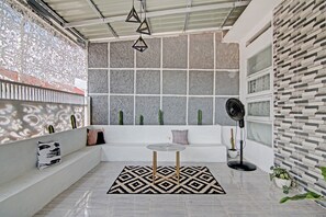Lobby sitting area - Hotel O Teguh Homestay Syariah (Pekanbaru)