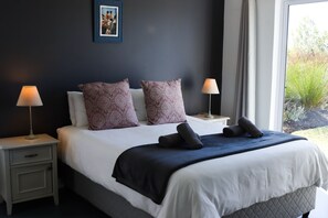 5 bedrooms, iron/ironing board, WiFi, bed sheets