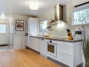 Kjøleskap, mikrobølgeovn, oppvaskmaskin og kjøkkenutstyr