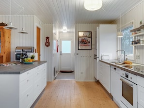 Kühlschrank, Mikrowelle, Geschirrspüler, Kochgeschirr/Geschirr/Besteck