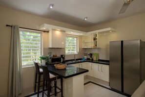 Kjøleskap, mikrobølgeovn, kokeplater og oppvaskmaskin