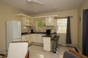 Kylskåp, mikrovågsugn, spishäll och diskmaskin