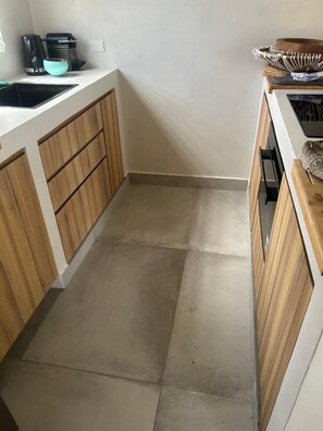 Frigorífico, microondas, horno y placa de cocina