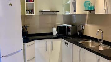 Fridge, microwave, stovetop, dishwasher