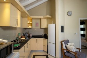 Refrigerador, microondas, parrilla de estufa y lavavajillas 