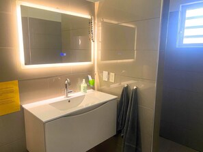 淋浴設備、提供毛巾