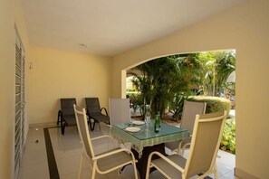 Outdoor dining - Caracara M4 Relax & Dive Resort Bonaire Village (Kralendijk)