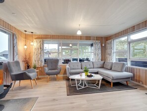 Televisión, chimenea y reproductor de DVD 