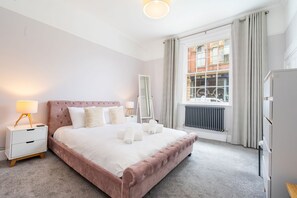 2 bedrooms, iron/ironing board, Internet - A family retreat that sleeps 4 guests in 2 bedrooms (York)