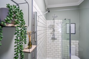 Shower, hair dryer, towels - A family retreat that sleeps 4 guests in 2 bedrooms (York)