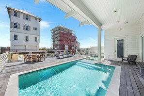 حمّام سباحة مُدفَّأ