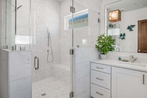 Ducha y bañera combinadas, secador de pelo y toallas