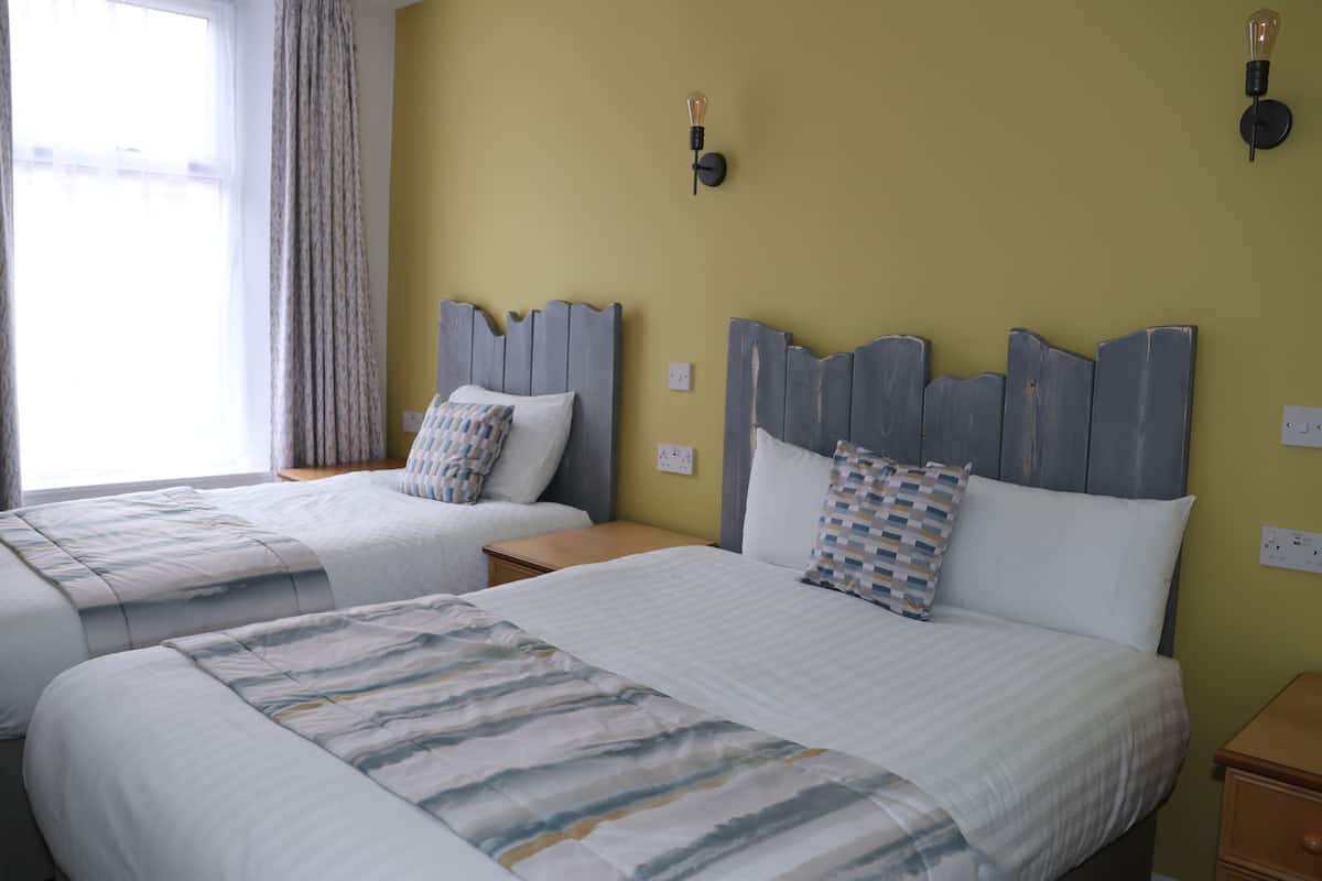Standard Triple Room, Non Smoking, Ensuite | Individually decorated, individually furnished, desk, blackout drapes