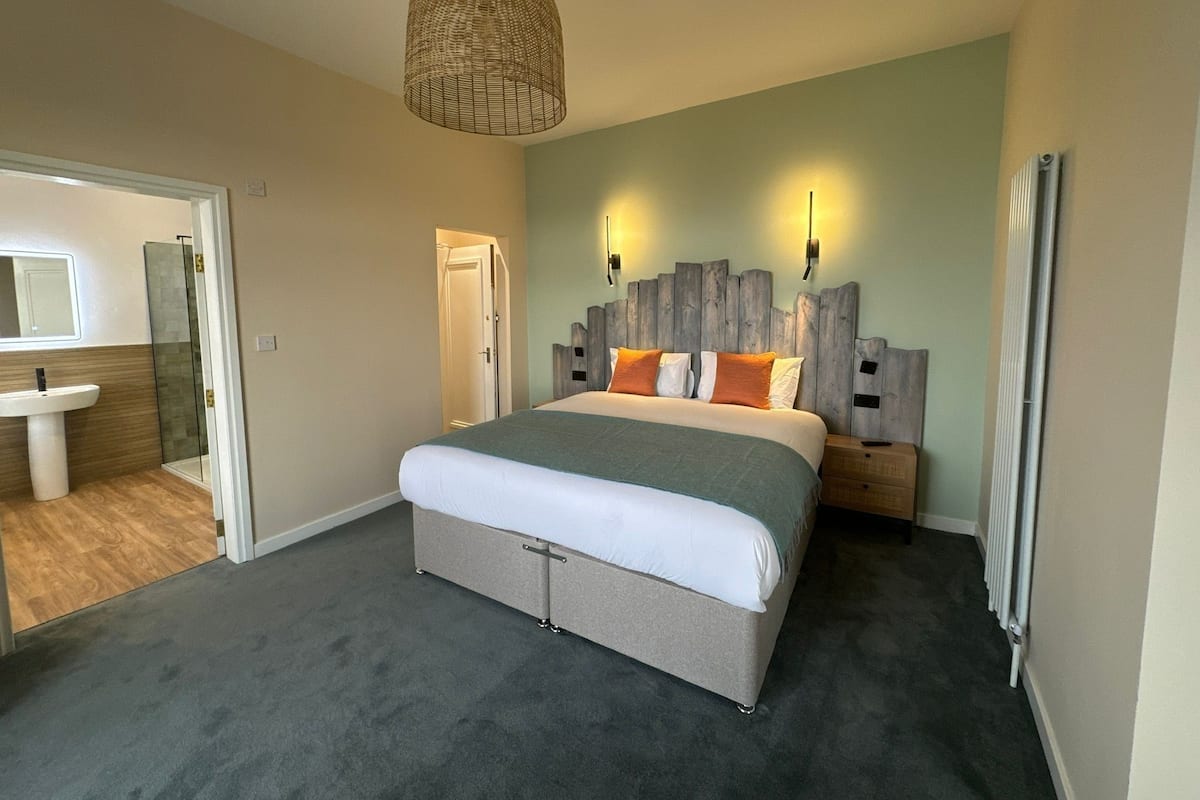 Premier Suite | Individually decorated, individually furnished, desk, blackout drapes