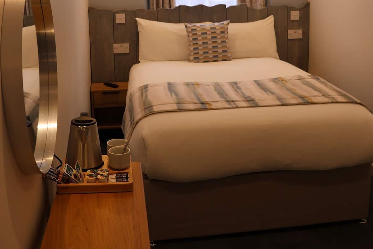 Economy Double Room, 1 Double Bed | Individually decorated, individually furnished, desk, blackout drapes