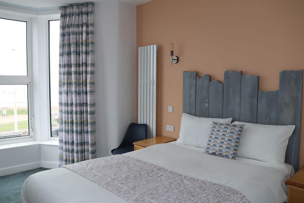 Premier Double Room, Ensuite, Sea View | Individually decorated, individually furnished, desk, blackout drapes