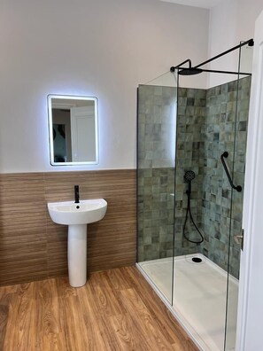 Shower, towels - The Balmoral Hotel (Blackpool)