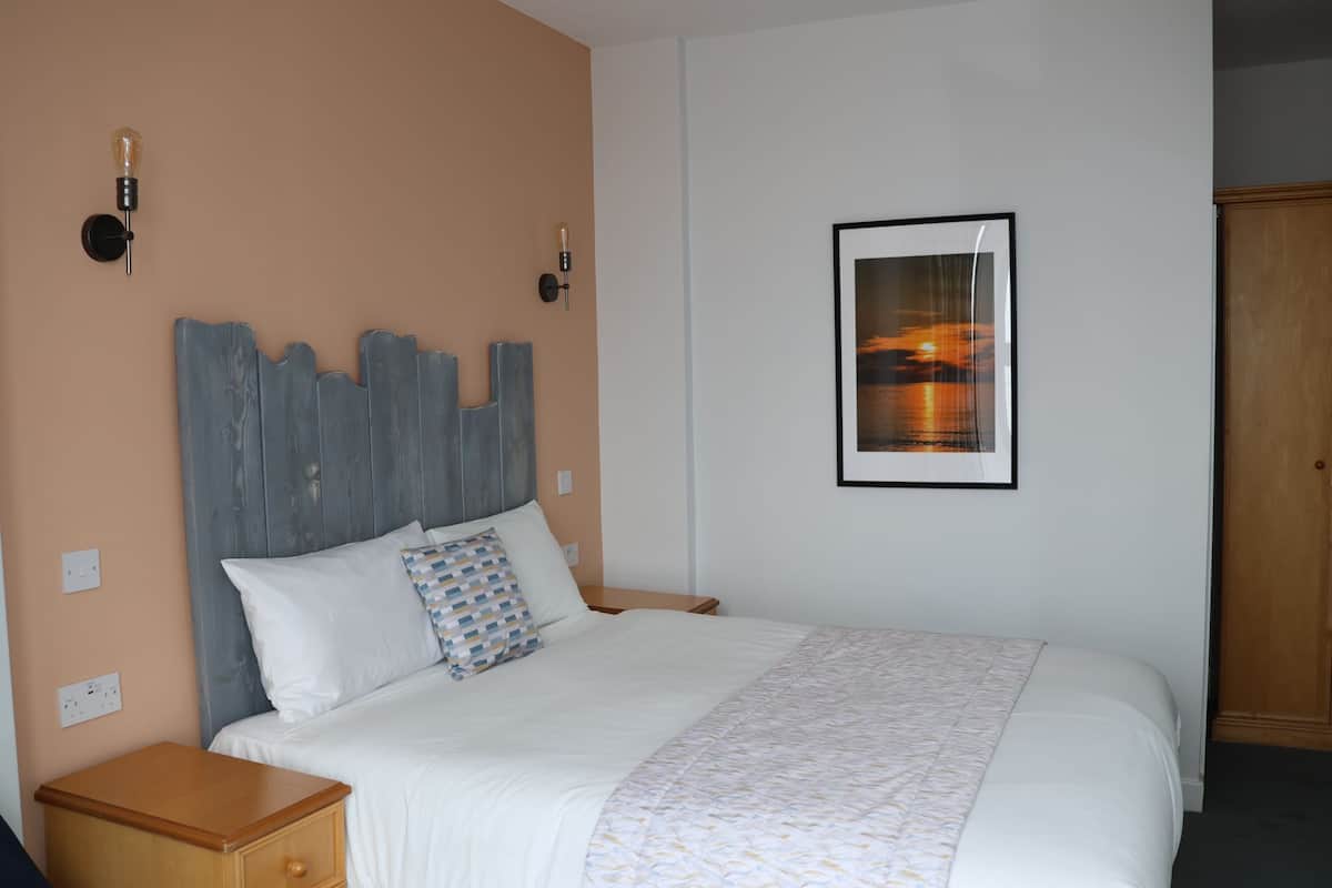 Standard Double Room, Non Smoking, Ensuite | Individually decorated, individually furnished, desk, blackout drapes