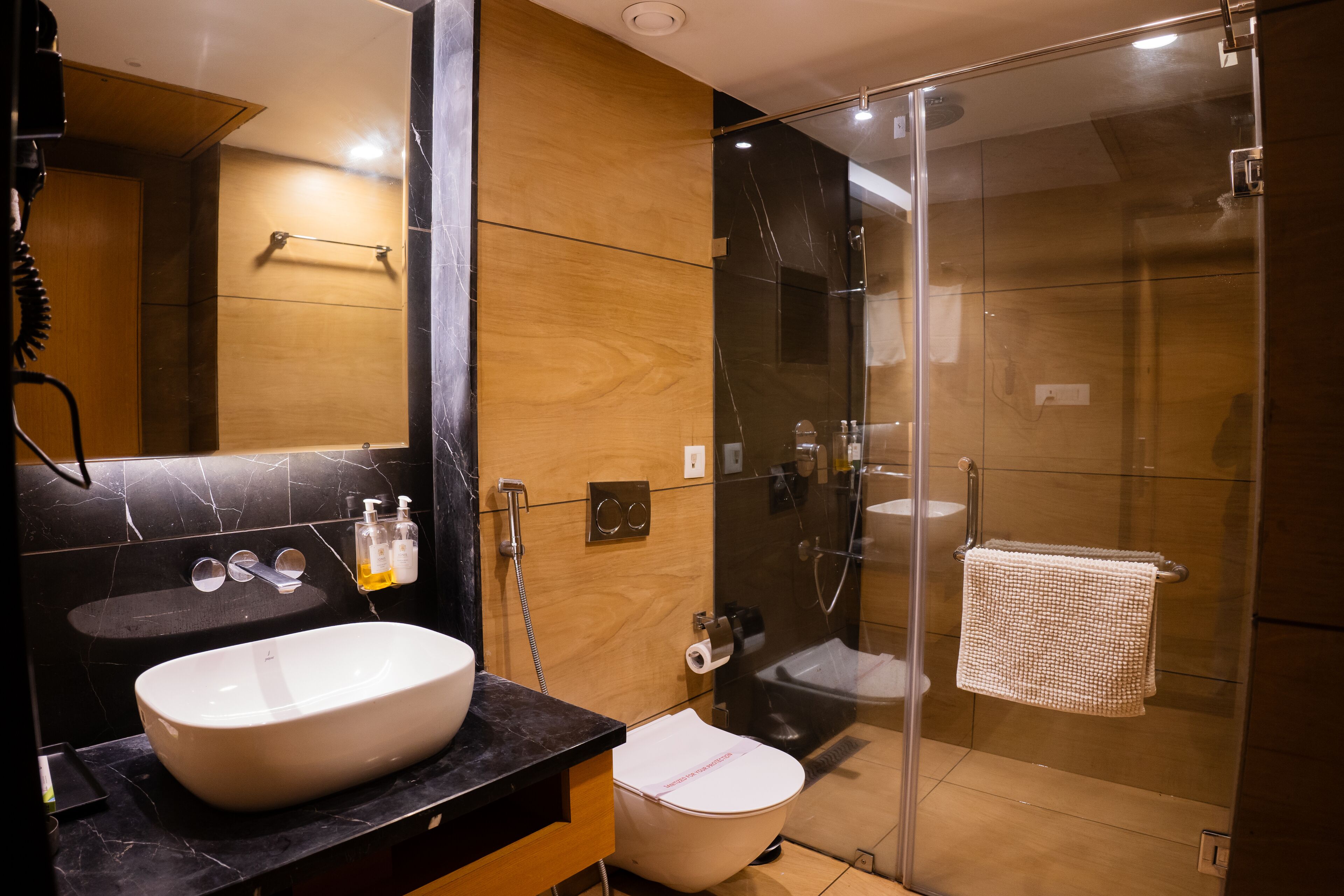 Ein modernes Badezimmer mit einem großen Waschbecken, Toilette und einer Duschkabine.