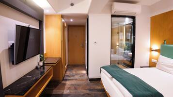 Cubrecamas, colchones Tempur-Pedic y minibar