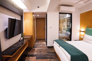 Down comforters, Tempur-Pedic beds, minibar, in-room safe - Jain's Hotel Rajhans (Bhopal)