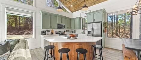 Frigorifero, microonde, forno, piano cottura