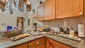 Refrigerador, microondas y cafetera y tetera