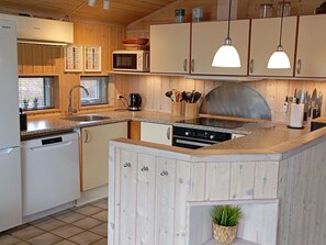 Frigorifero, microonde, lavastoviglie, pentole/stoviglie/utensili