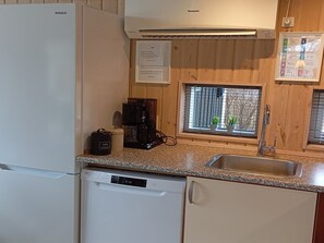 Fridge, microwave, dishwasher, cookware/dishes/utensils