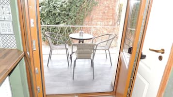Family Room, 2 Double Beds | Courtyard view